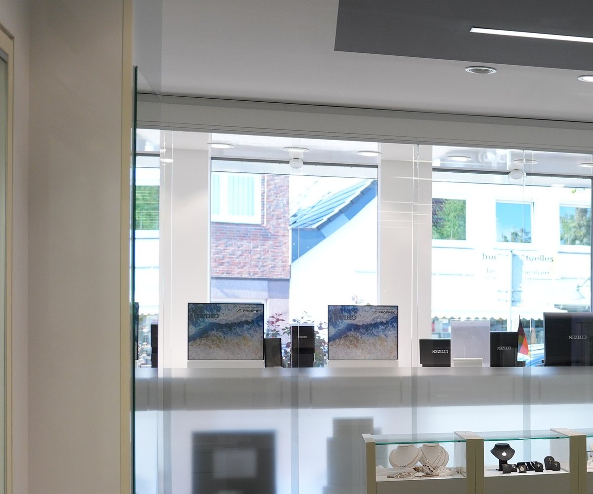 Uhrenvitrine im Verkaufsraum